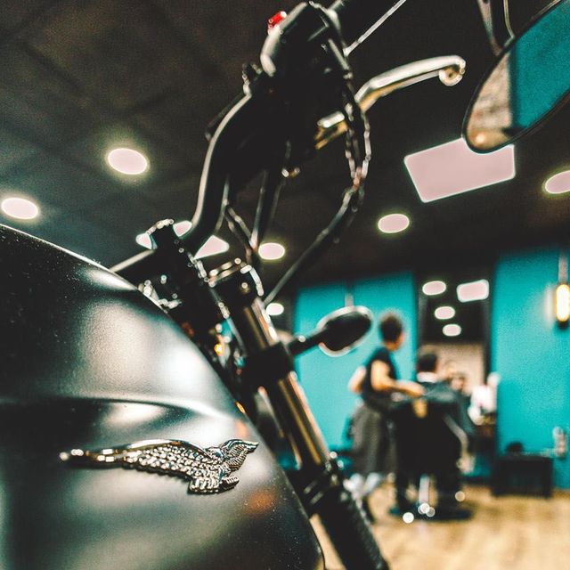 Moto en el salón